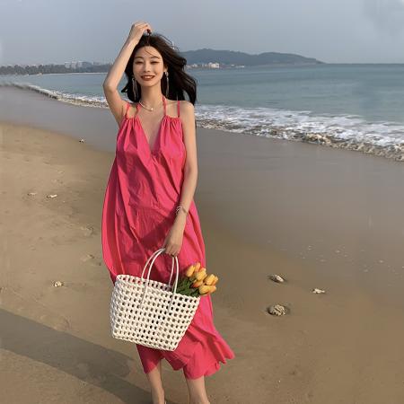 TR76086#玫红色沙滩连衣裙子女夏季茶歇法式宽松显瘦海边度假挂脖吊带长裙
