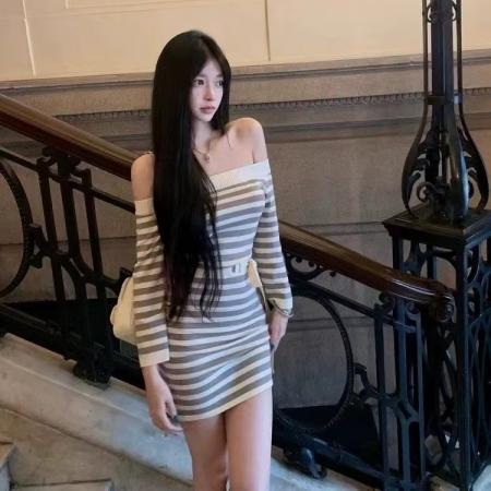 FA37314# 条纹公式米灰撞色条纹针织连衣裙长袖一字肩包臀裙 服裝批發女裝批發服飾貨源