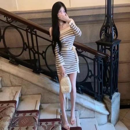 FA37314# 条纹公式米灰撞色条纹针织连衣裙长袖一字肩包臀裙 服裝批發女裝批發服飾貨源
