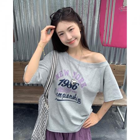 FA37922# 美式复古斜肩短袖t恤女夏季设计感小众宽松露肩辣妹上衣 服裝批發女裝批發服飾貨源