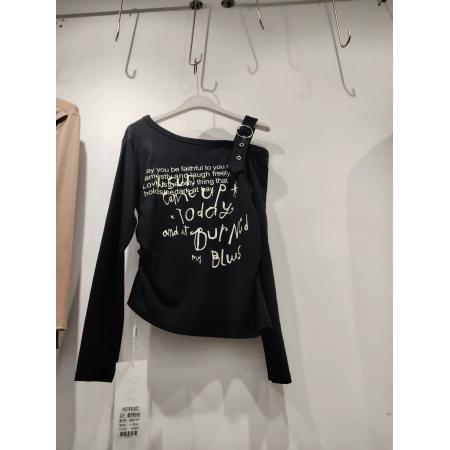 FA38176# 酷辣性感斜领皮扣肩带字母印花长袖打底衫女秋美式不规则开衫上衣 服裝批發女裝批發服飾貨源