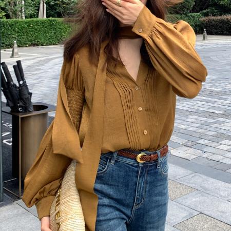 FA38205# 龍喜儿复古赫本风天丝飘带衬衫捏褶设计感衬衫灯笼袖V领上衣Z790 服裝批發女裝批發服飾貨源