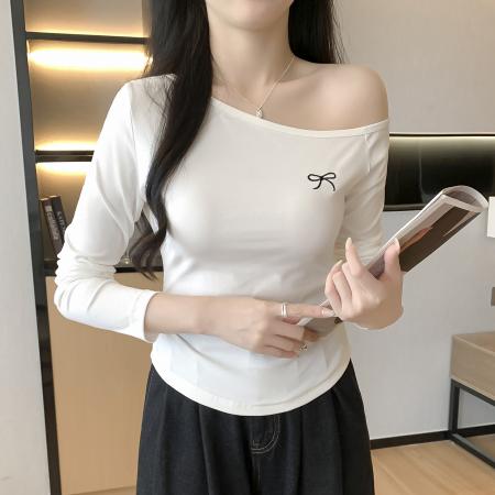 FA38519# 【棉】纯欲刺绣斜肩露锁骨长袖t恤女秋季抽褶打底衫上衣 服裝批發女裝批發服飾貨源