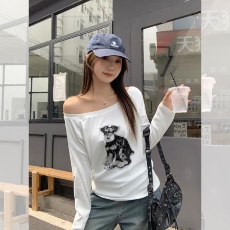 FA38522# 【莫代尔人棉】斜肩长袖T恤通勤慵懒小狗印花一字领露肩打底衫 服裝批發女裝批發服飾貨源