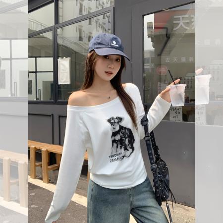 FA38522# 【莫代尔人棉】斜肩长袖T恤通勤慵懒小狗印花一字领露肩打底衫 服裝批發女裝批發服飾貨源