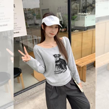FA38522# 【莫代尔人棉】斜肩长袖T恤通勤慵懒小狗印花一字领露肩打底衫 服裝批發女裝批發服飾貨源