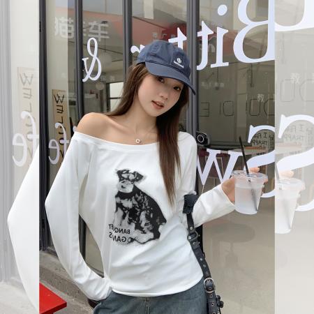 FA38522# 【莫代尔人棉】斜肩长袖T恤通勤慵懒小狗印花一字领露肩打底衫 服裝批發女裝批發服飾貨源