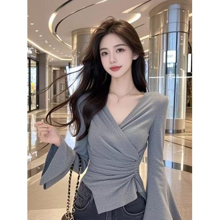 FA38673# 法式辣妹风V领喇叭袖内搭T恤女秋季设计感褶皱修身气质上衣打底衫 服裝批發女裝批發服飾貨源