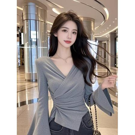 FA38673# 法式辣妹风V领喇叭袖内搭T恤女秋季设计感褶皱修身气质上衣打底衫 服裝批發女裝批發服飾貨源