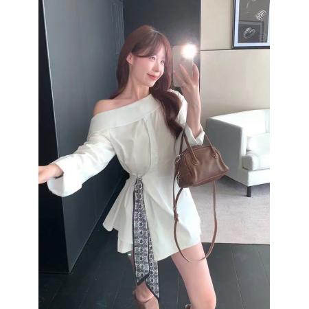 FA38746# 复古不规则斜领露肩长袖衬衫女设计感小众显瘦衬衣高腰短裤两件套 服裝批發女裝批發服飾貨源