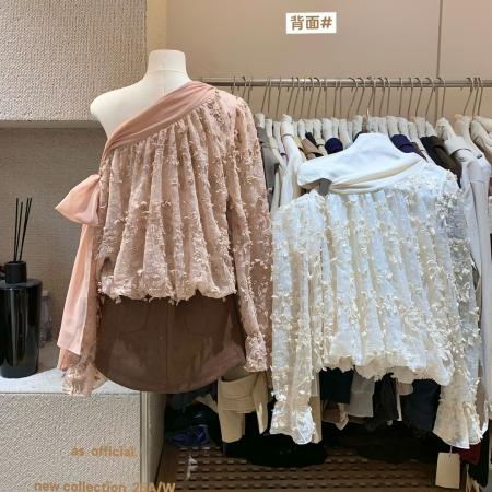 FA39001# 法式浪漫立体花朵斜肩绑带设计雪花泡泡小衫温柔花苞上衣 服裝批發女裝批發服飾貨源