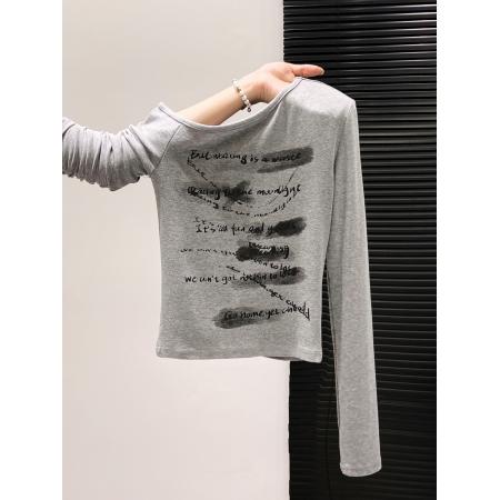 FA39057# 美式复古字母印花斜领长袖t恤女早秋新款修身显瘦打底衫露肩上衣 服裝批發女裝批發服飾貨源