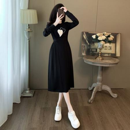 FA39094# 时尚减龄爱心刺绣黑色连衣裙女春季新款高级感气质收腰小黑裙 服裝批發女裝批發服飾貨源