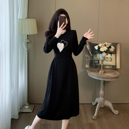 FA39094# 时尚减龄爱心刺绣黑色连衣裙女春季新款高级感气质收腰小黑裙 服裝批發女裝批發服飾貨源