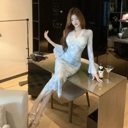 微胖mm纯欲风性感v领喇叭袖印...