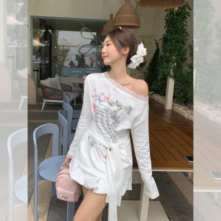 FA39537# 斜肩蕾丝绑带拼接印花长袖T恤女早秋纯欲露肩小上衣 服裝批發女裝批發服飾貨源
