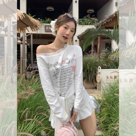 FA39537# 斜肩蕾丝绑带拼接印花长袖T恤女早秋纯欲露肩小上衣 服裝批發女裝批發服飾貨源
