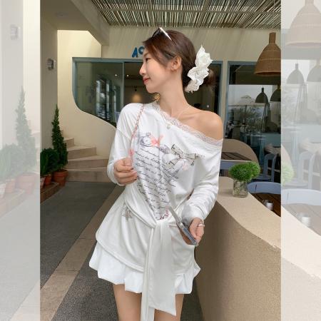 FA39537# 斜肩蕾丝绑带拼接印花长袖T恤女早秋纯欲露肩小上衣 服裝批發女裝批發服飾貨源