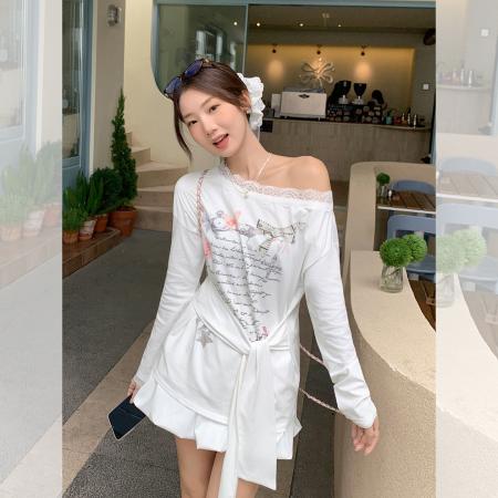 FA39537# 斜肩蕾丝绑带拼接印花长袖T恤女早秋纯欲露肩小上衣 服裝批發女裝批發服飾貨源