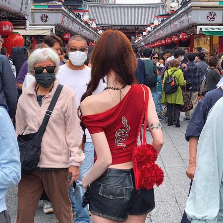 FA39555# 带胸垫红色斜肩不规则吊带背心小蛇烫钻设计感收腰辣妹短款上衣 服裝批發女裝批發服飾貨源