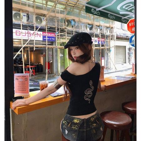 FA39555# 带胸垫红色斜肩不规则吊带背心小蛇烫钻设计感收腰辣妹短款上衣 服裝批發女裝批發服飾貨源
