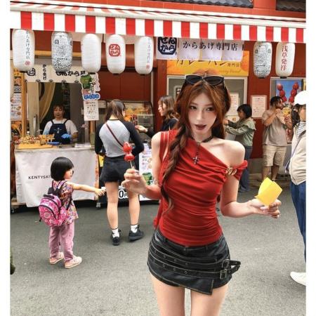 FA39555# 带胸垫红色斜肩不规则吊带背心小蛇烫钻设计感收腰辣妹短款上衣 服裝批發女裝批發服飾貨源