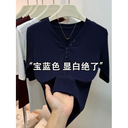 FA40405# 设计感纽扣V领五分袖T恤女秋季新款高级气质显瘦中袖打底直筒上衣 服裝批發女裝批發服飾貨源