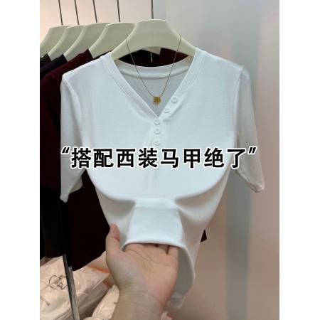 FA40405# 设计感纽扣V领五分袖T恤女秋季新款高级气质显瘦中袖打底直筒上衣 服裝批發女裝批發服飾貨源