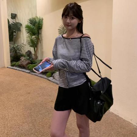 FA40437# 早秋简约百搭一字领斜肩下摆纽扣设计感小众长袖T恤时尚条纹 服裝批發女裝批發服飾貨源