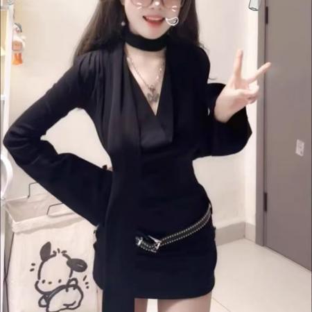 YF5871# 图片色秋冬赫本风微喇叭长袖镂空围脖系皮带收腰包臀黑色连衣裙 服裝批發女裝批發服飾貨源