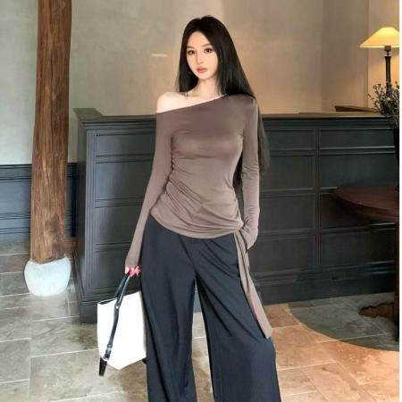 YF5886# 港式微喇叭套头侧系褶折系带露单肩长袖修身设计感上衣 服裝批發女裝批發服飾貨源