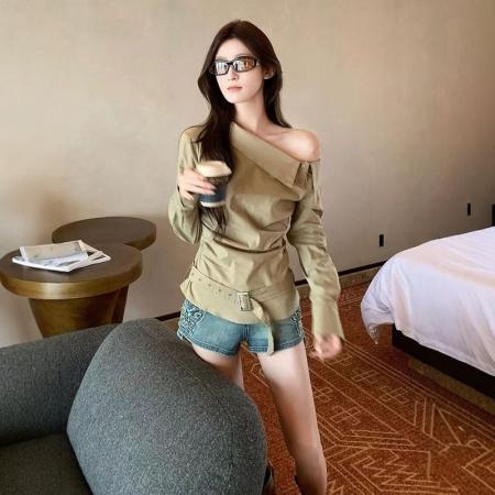 FA40655# 辣妹风斜领长袖衬衫女春秋收腰设计感小众高级感气质褶皱露肩上衣 服裝批發女裝批發服飾貨源