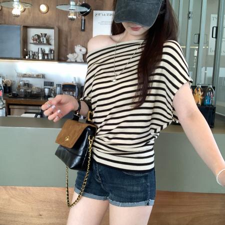FA40773# 图高级感条纹一字领短袖T恤女新款独特超好看露肩上衣 服裝批發女裝批發服飾貨源