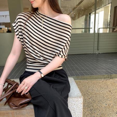 FA40773# 图高级感条纹一字领短袖T恤女新款独特超好看露肩上衣 服裝批發女裝批發服飾貨源
