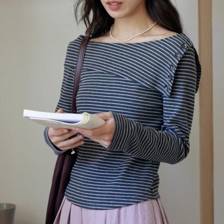 FA41330# 复古条纹长袖T恤女秋款设计感一字领不对称露锁骨上衣绒感 服裝批發女裝批發服飾貨源