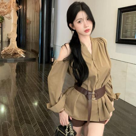 FA42209# 氛围感别致不规则收腰露肩气质V领上衣配腰带