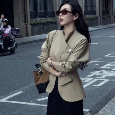 FA42572# 小众设计感卡其色风衣外套女秋季新款简单大方高级感收腰上衣 服裝批發女裝批發服飾貨源