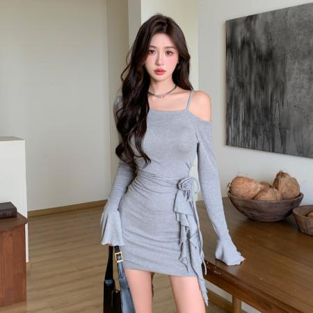 FA42799# 露肩设计感连衣裙女秋冬季高腰复古喇叭袖简约气质修身短裙 服裝批發女裝批發服飾貨源