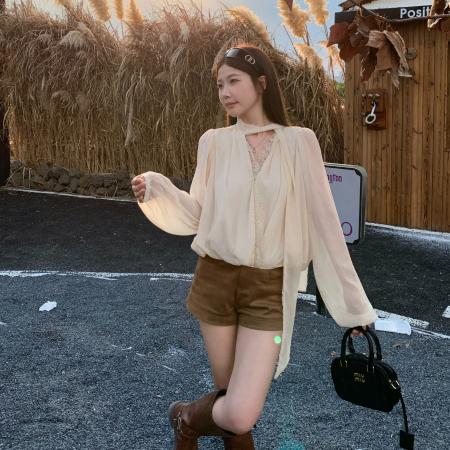 FA43211# 大码蕾丝拼接设计飘带V领上衣女秋贵气感轻奢名媛宽松长袖衬衫 服裝批發女裝批發服飾貨源