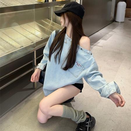 FA43687# 美式复古个性斜肩一字肩长袖衬衫春秋新款宽松字母印花牛仔上衣女 服裝批發女裝批發服飾貨源