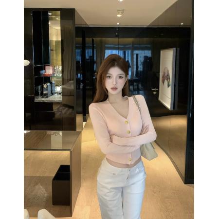 FA43929# 温柔浅春系V领针织开衫女秋竖坑条气质显瘦金扣垫肩上衣  服裝批發女裝批發服飾貨源