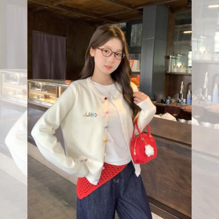 FA44010# 圆领长袖毛针织开衫外套女秋季穿搭纽扣刺绣宽松显瘦上衣  服裝批發女裝批發服飾貨源