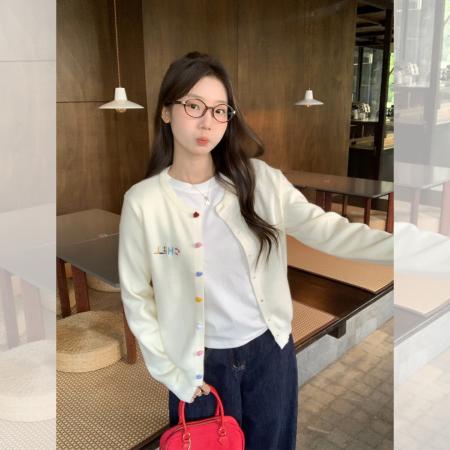 FA44010# 圆领长袖毛针织开衫外套女秋季穿搭纽扣刺绣宽松显瘦上衣  服裝批發女裝批發服飾貨源