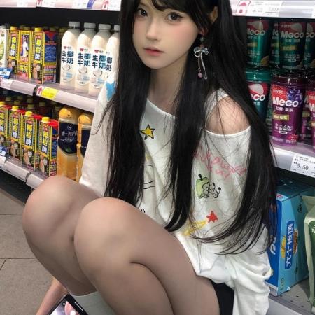 FA44178# 涂鸦印花斜领长袖t恤女夏季薄款防晒罩衫独特漂亮斜肩上衣ins 服裝批發女裝批發服飾貨源