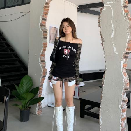 FA44179# 美式复古迷彩拼接长袖防晒T恤女秋季辣妹修身显瘦短款一字肩上衣 服裝批發女裝批發服飾貨源