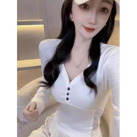 FA44235# 镂空蕾丝拼接V领长袖磨毛T恤女秋冬新款修身高级感打底衫上衣 服裝批發女裝批發服飾貨源