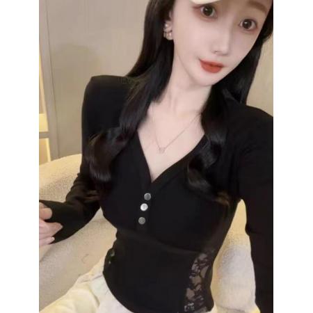 FA44235# 镂空蕾丝拼接V领长袖磨毛T恤女秋冬新款修身高级感打底衫上衣 服裝批發女裝批發服飾貨源