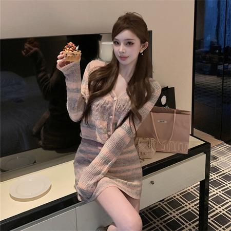 FA44260# 邱肉瑶彩粉色小香风条纹针织套装女秋季新款拼色高级感v领上衣 服裝批發女裝批發服飾貨源