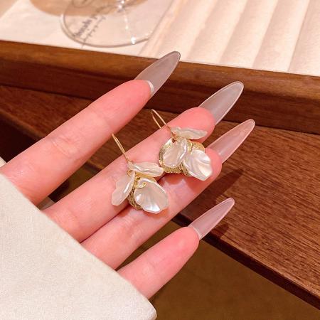 CX13528# 最便宜饰品批发 小清新森系白色花瓣耳坠新款爆款小众精致高级感耳环超仙耳饰