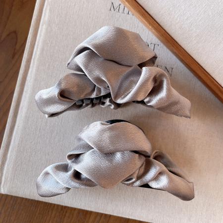 CX13540# 最便宜饰品批发 可甜可盐布艺三角抓夹女高级感新款大号发夹发量多鲨鱼夹头饰